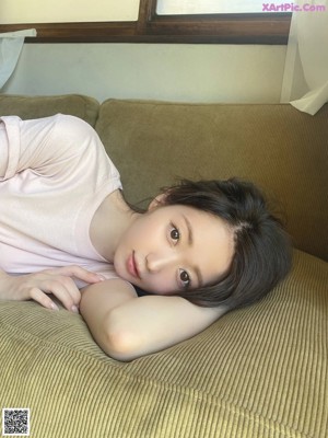 A woman in a straw hat posing for a picture.